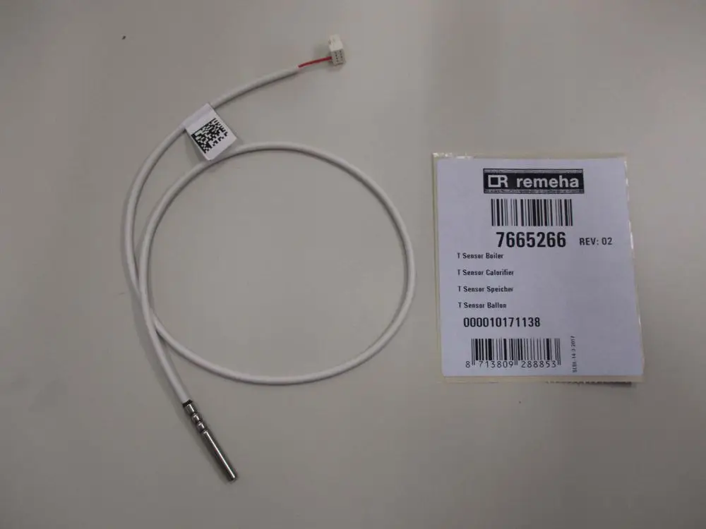 Remeha NTC-Fühler mit einem weißen Kabel und einem Metallfühler, neben einem Etikett mit Artikelnummer und Produktinformationen.